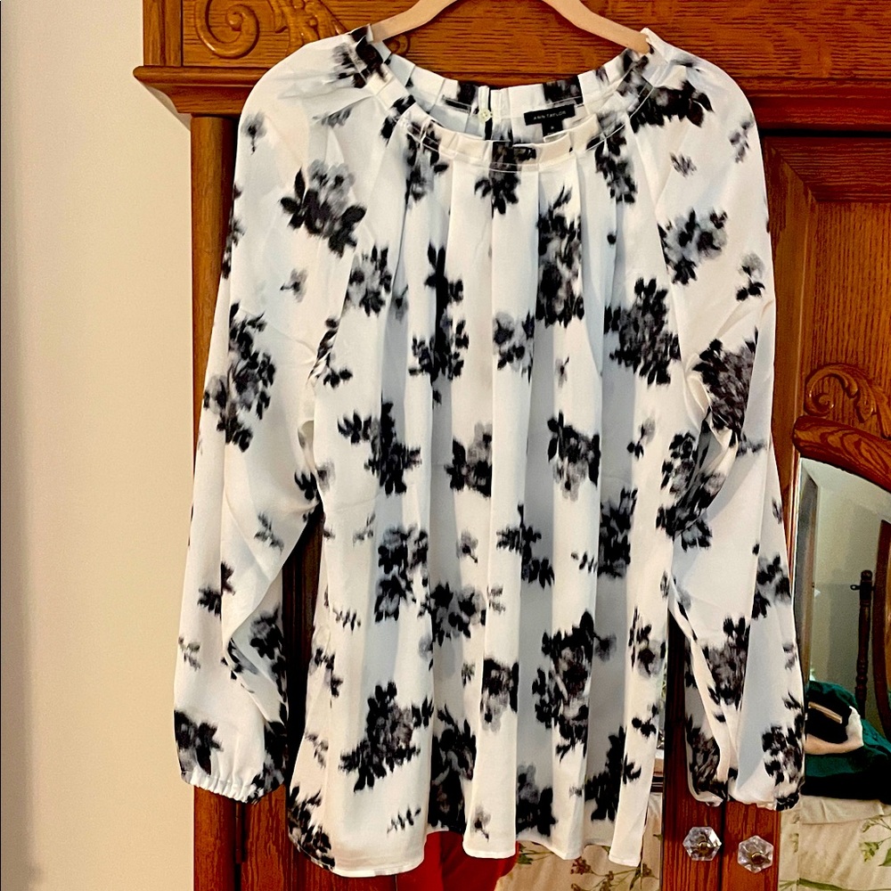 Ann Taylor Black and White Floral Blouse size M
